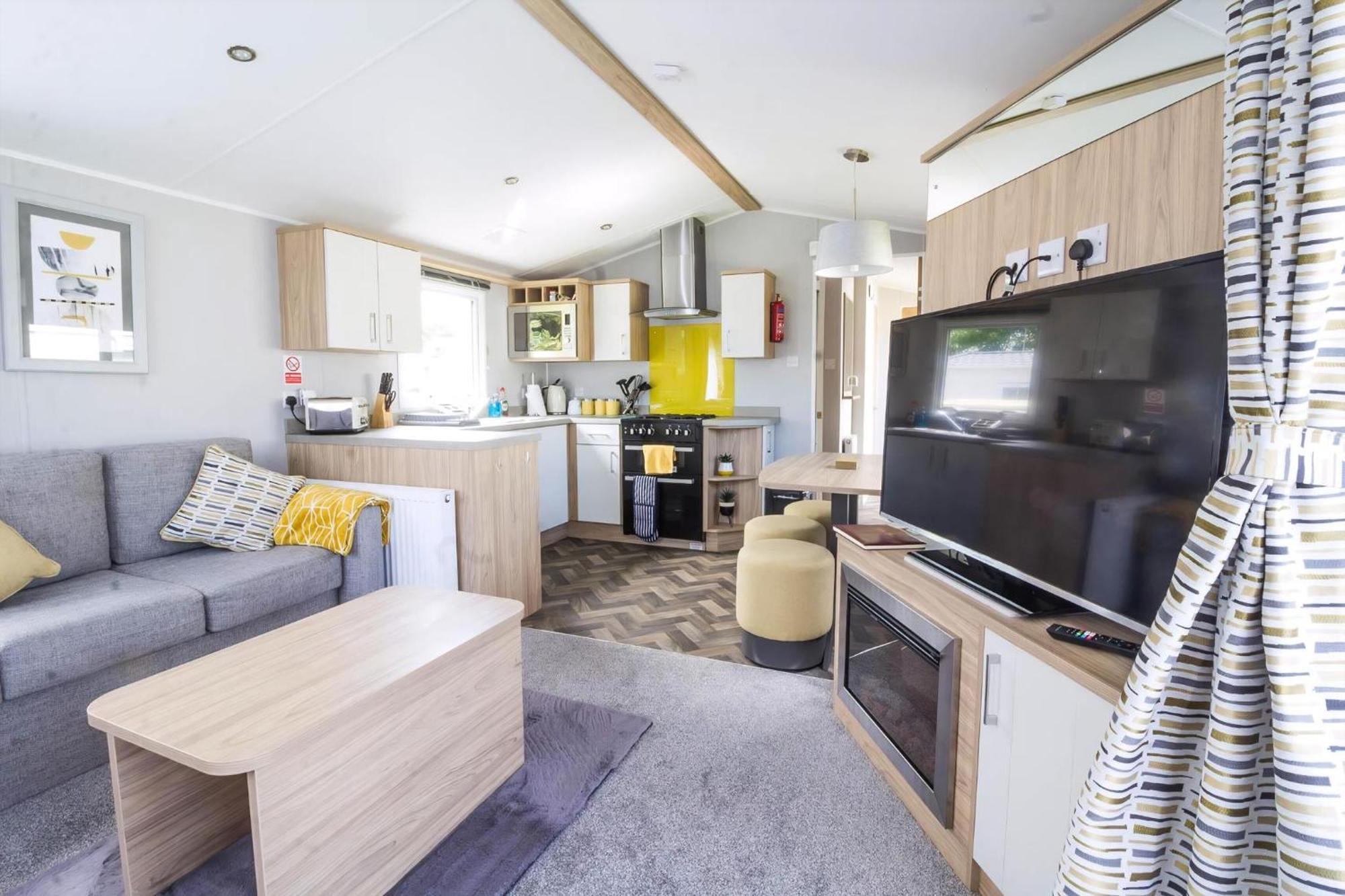 Beautiful 6 Berth Caravan At Southview In Ref 33031s Campsite *